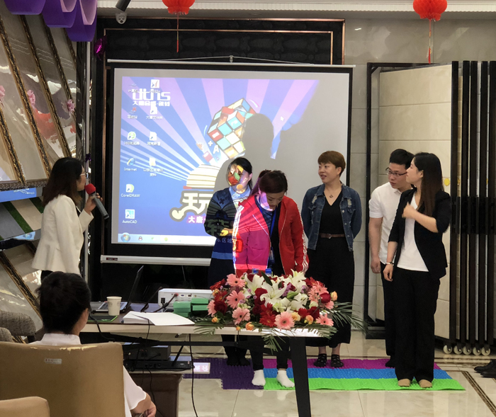 3 培訓導師譚嘉麗與學員們現(xiàn)場互動.jpg